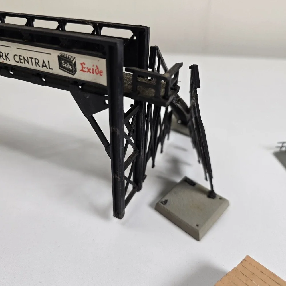 Bachmann‎ HO Scale Train Accessories Set Bridge Crossing Signals Plasticville